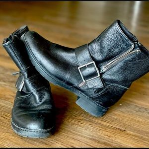 Clarks black pebbled leather motorcycle boots. Size 5.5